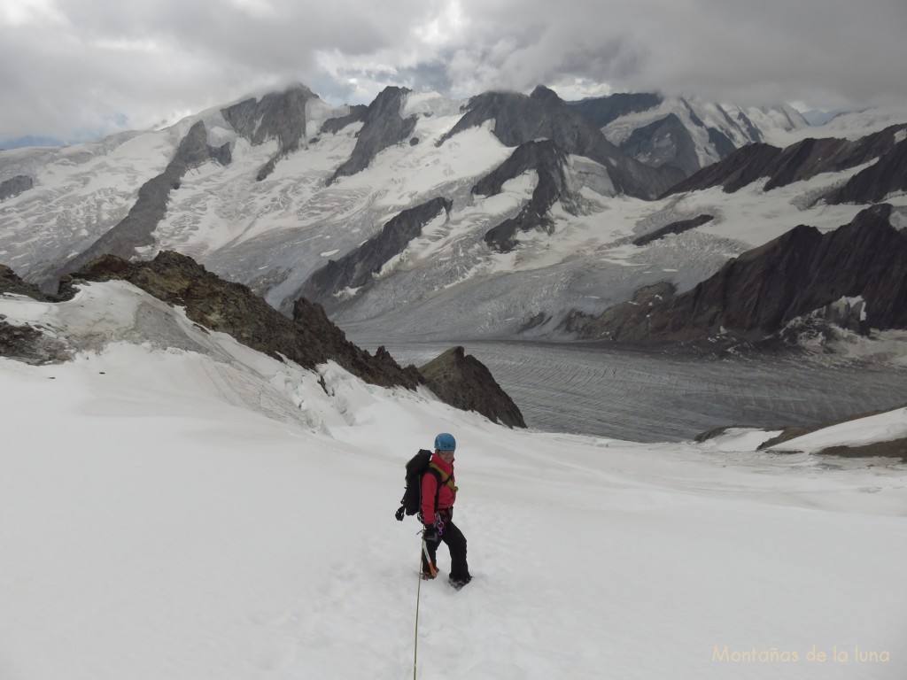 Luis bajando por el segundo glaciar en busca de la Roca del Desayuno, dicho espolón a la izquierda
